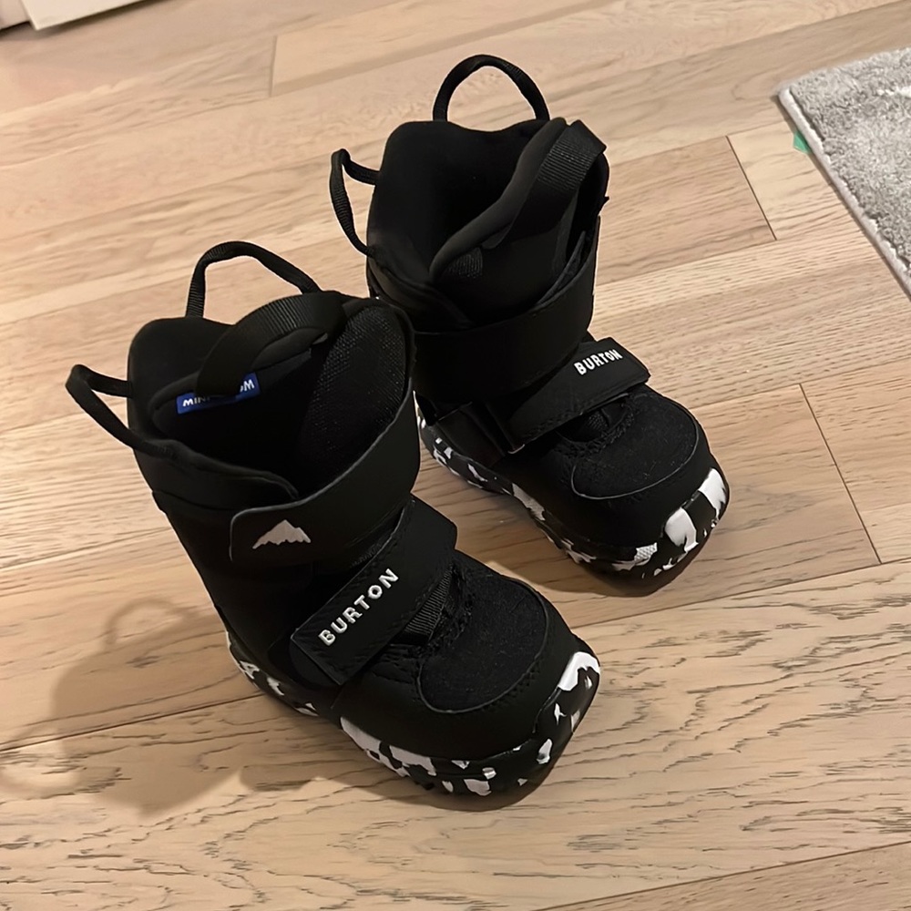Barely used burton toddler snow boots